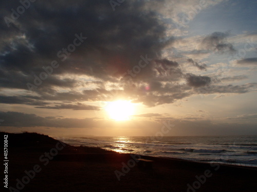 太陽光に染まる空と海 © arinco