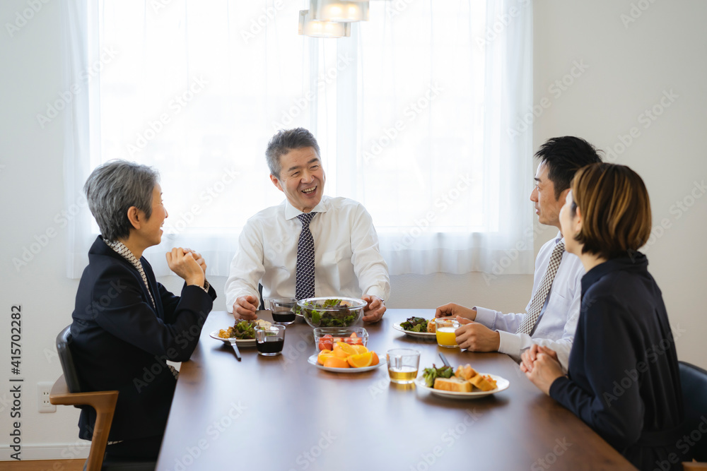 朝食を食べる二世代夫婦