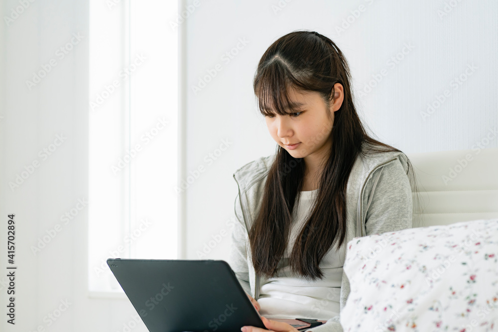 ノートパソコンを見る日本人の女の子 ノートパソコンを見る日本人の女の子