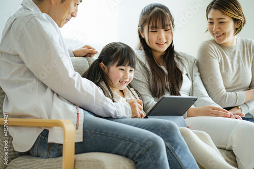 タブレットPCを見る日本人家族