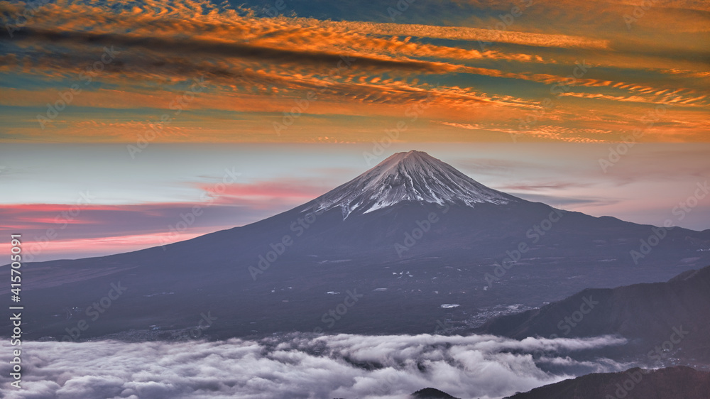 オレンジ色の夕焼け雲と富士山
