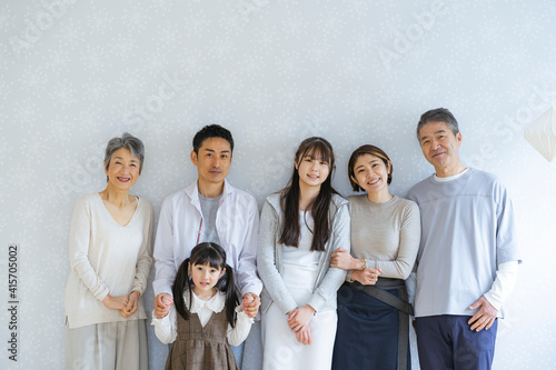 笑顔の日本人三世代家族