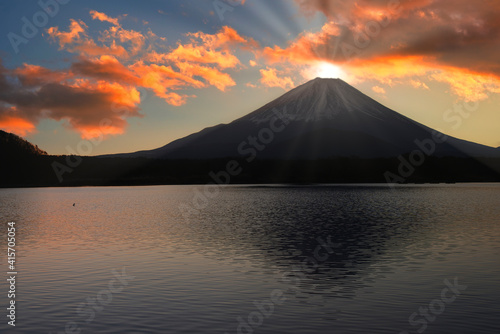 富士山に沈む夕日と夕焼け雲