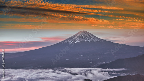 オレンジ色の夕焼け雲と富士山 
