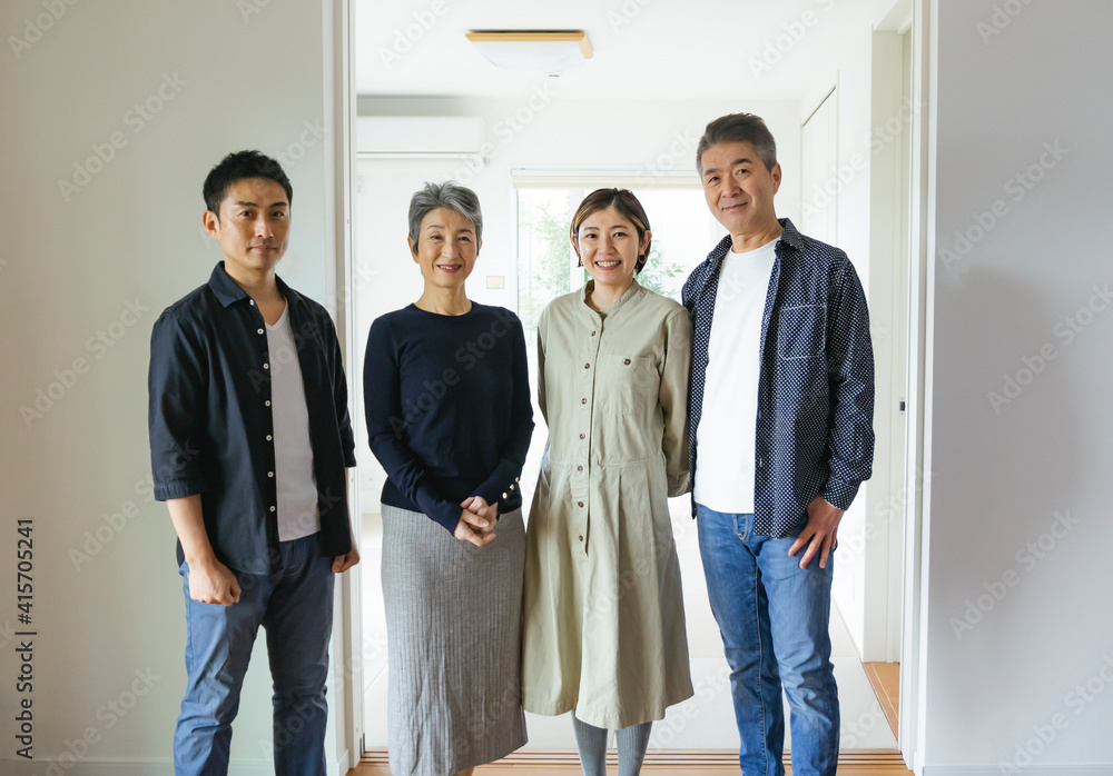 笑顔の二世代家族 笑顔の二世代家族