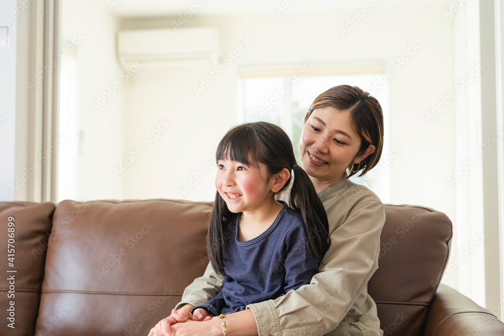 娘を抱く母親 娘を抱く母親