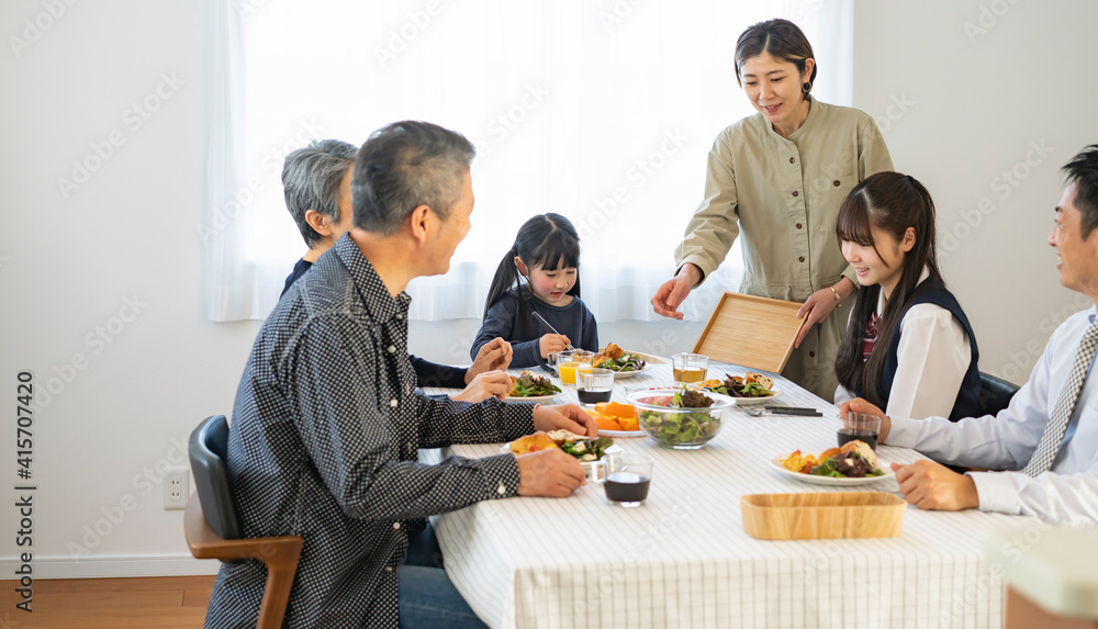 朝食を食べる日本人三世代家族 朝食を食べる日本人三世代家族