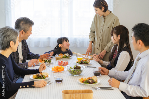 朝食を食べる日本人三世代家族