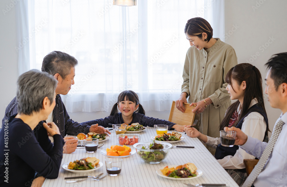 朝食を食べる日本人三世代家族