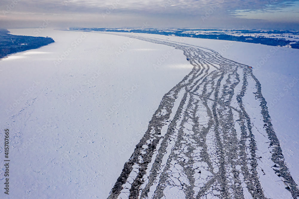 Obraz premium Icebreakers crushing ice on the Vistula River, Plock