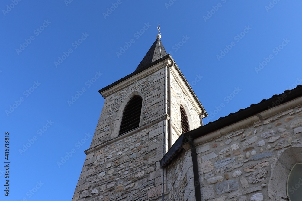 Fototapeta premium L'église catholique Saint Roch vue de l'extérieur, ville de Blyes, département de l'Ain, France