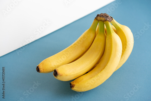 バナナ、白と青の背景