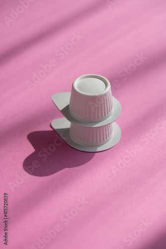 コーヒーミルク、ピンク背景