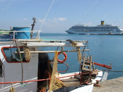 Fischerboot Kutter Fischkutter vor einem Kreuzfahrtschiff in Griechenland Katakolon in der Nähe von Olympia photo