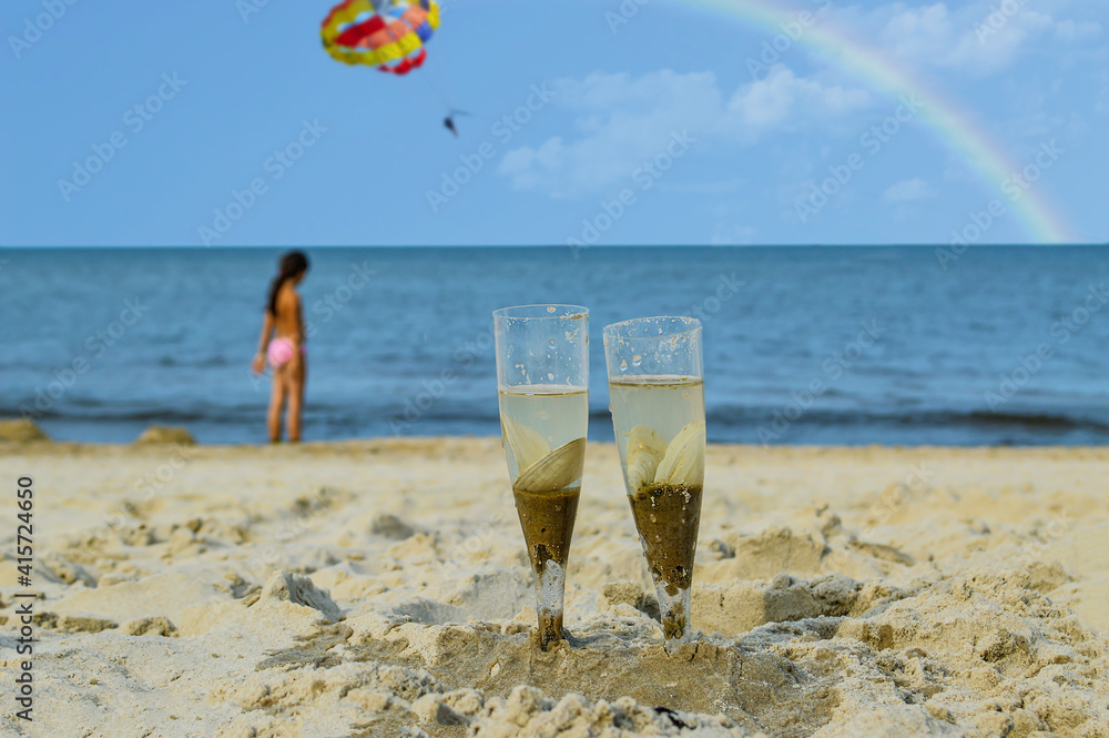 Zwei Gläser mit ,,Sekt Zwei Gläser mit ,,Sekt