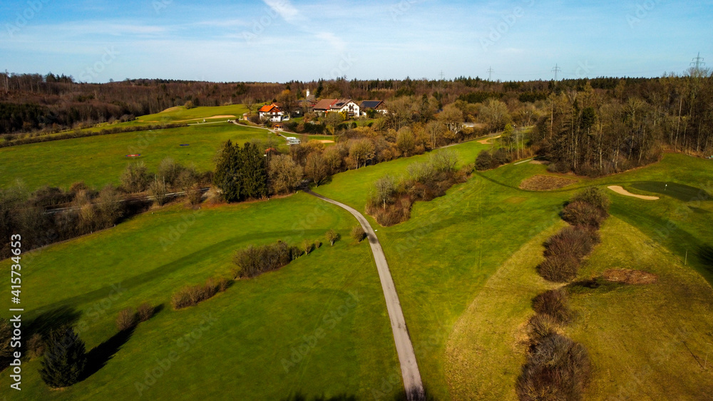 Obraz premium Golfplatz Starnberg bei schönem Wetter