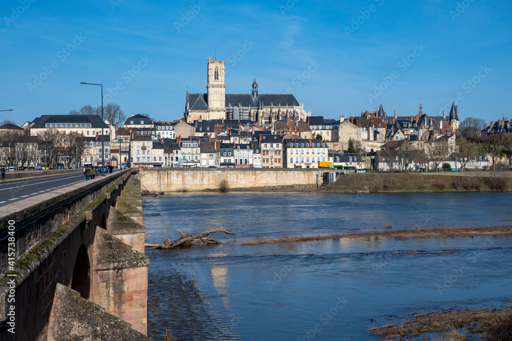 Panorama de la ville de Nevers dans le département de la Nièvre en France sur les bords du fleuve Loire