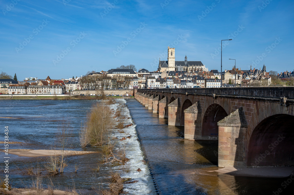 Panorama de la ville de Nevers dans le département de la Nièvre en France sur les bords du fleuve Loire