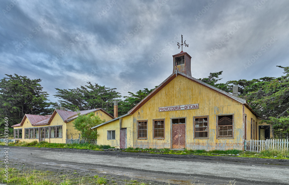 Fototapeta premium Building of the abandoned sheep farm Estancia San Gregorio in Patagonia from the end of the 19th century