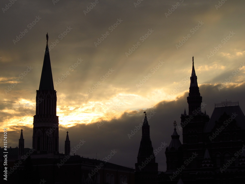 Sylwetka Kremlu na tle zachodu słońca, Moskwa, Rosja