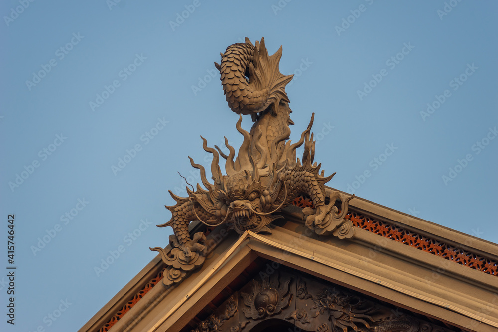 Obraz premium Beautiful traditional decorations and details on the roof of the temple at Vinh Nghiem monastery in Ho Chi Minh city, Vietnam