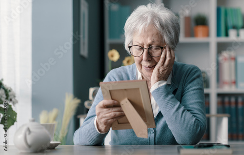 Canvas Print Sad old woman mourning the loss of her husband
