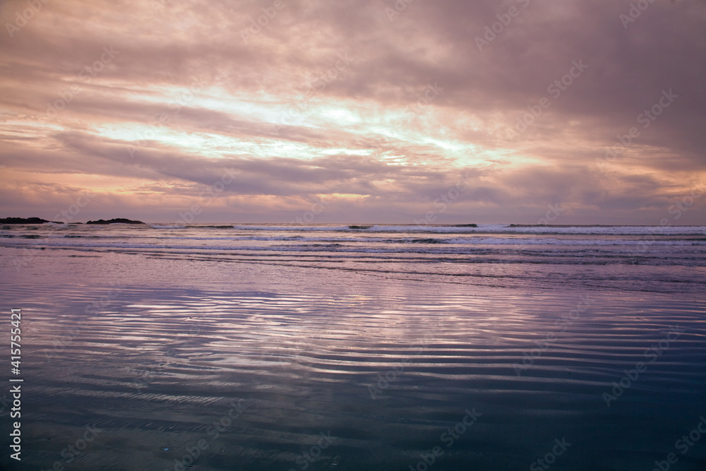 Obraz premium relaxing sunset at Pacific Rim National Park, near Tofino, BC, Canada