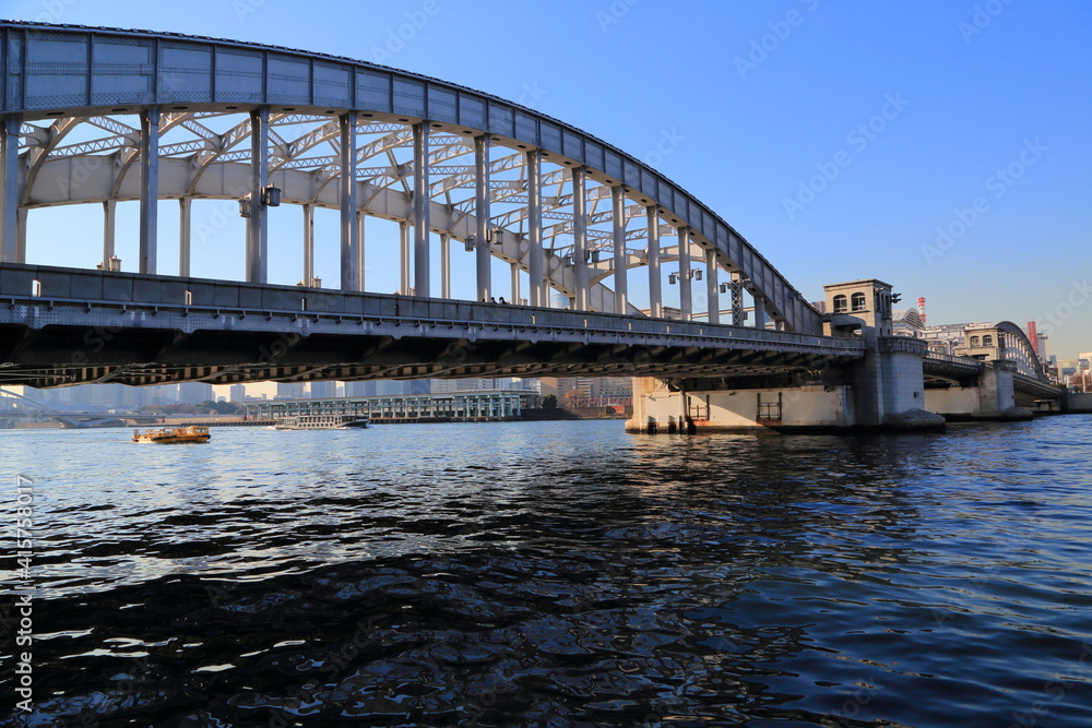 Obraz premium 勝どきと築地を結ぶ勝鬨橋全景