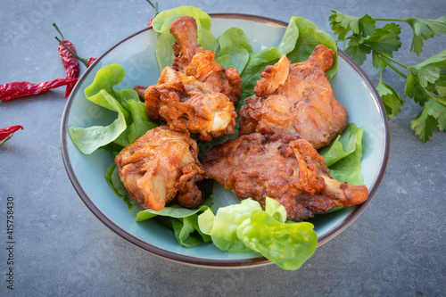 manchons de poulet marinées et cuit dans un plat photo