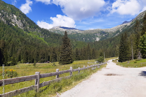 Bellissimo panorama dal sentiero che porta al rifugio e al lago Nambino in Trentino, viaggi e paesaggi in Itali