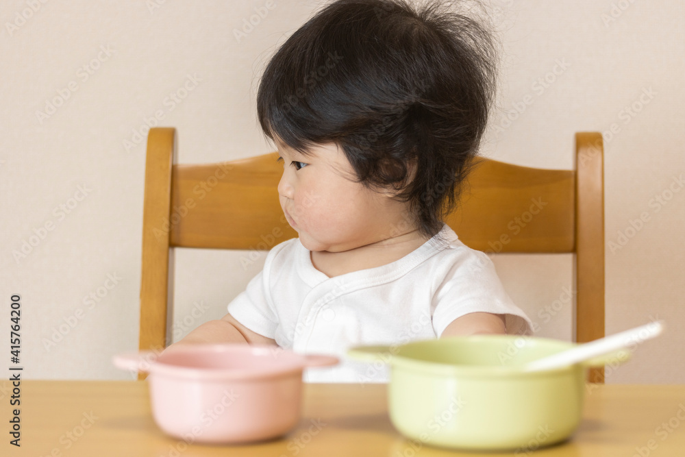 離乳食を食べる赤ちゃん(0歳、生後7カ月、女の子、日本人) 離乳食を食べる赤ちゃん(0歳、生後7カ月、女の子、日本人)