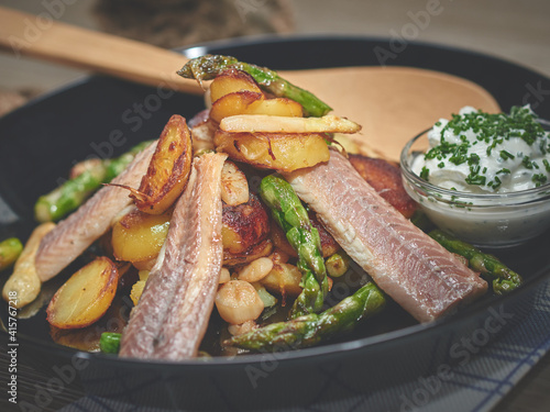 Bratkartoffeln mit Spargel und Räucheraal