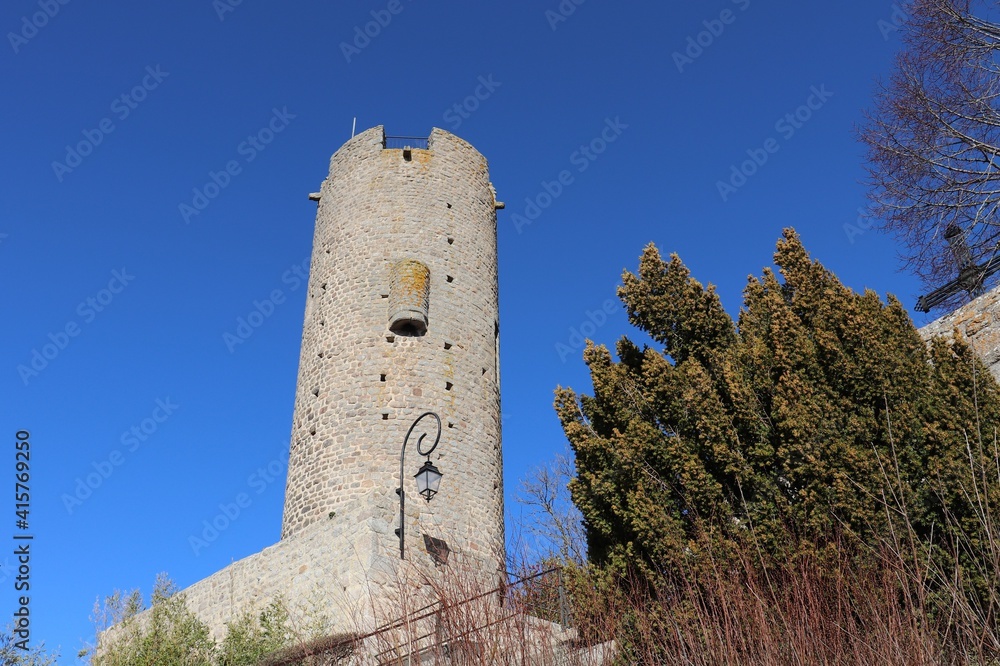 La tour de Chambles, construite au 11 ème siècle et haute de 18 mètres, vue de l'extérieur, ville de Chambles, département de la Loire, France