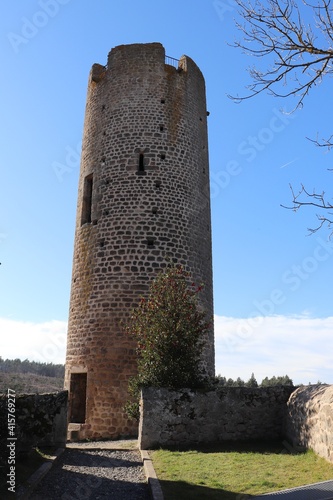 La tour de Chambles, construite au 11 ème siècle et haute de 18 mètres, vue de l'extérieur, ville de Chambles, département de la Loire, France photo