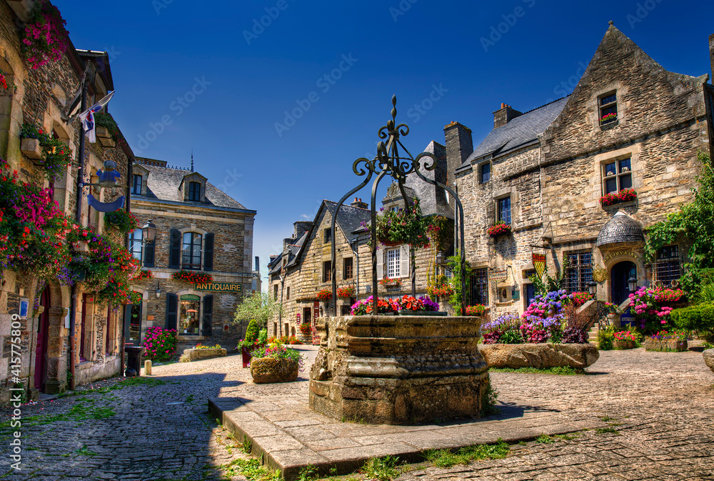 City Square of Rochefort en Terre, Brittany - obrazy, fototapety, plakaty 