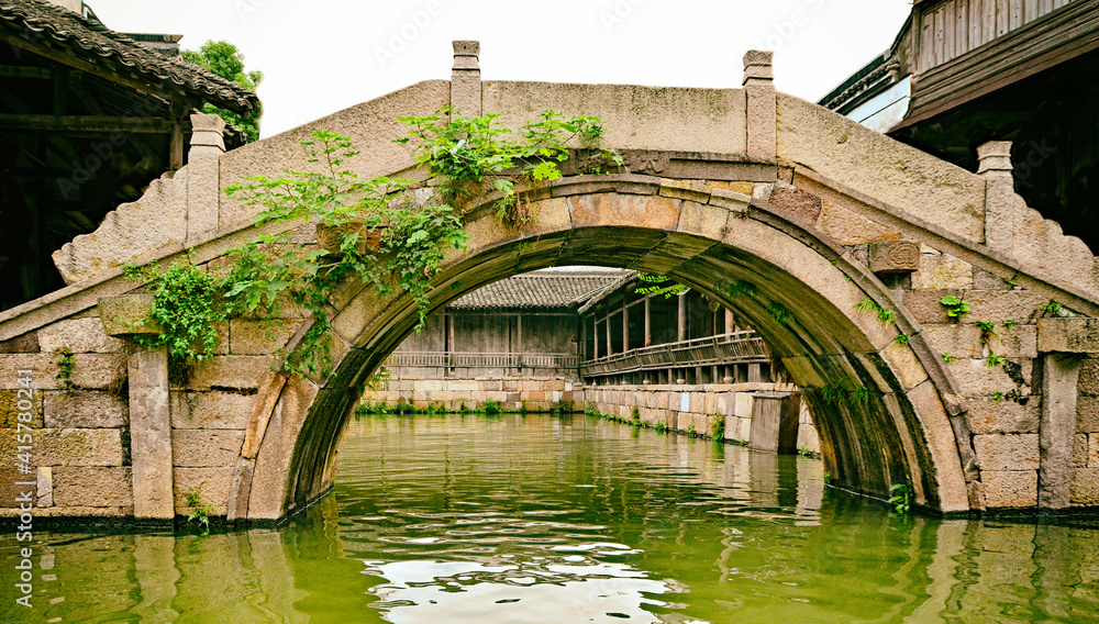 Alter traditioneller chinesischer Brück an den Kanälen in Suzhou, Venedig Chinas,  Grand canal