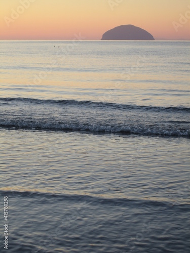 Fotografia Winter sunset and Ailsa Craig as seen from the beach at Girvan, South Ayrshire