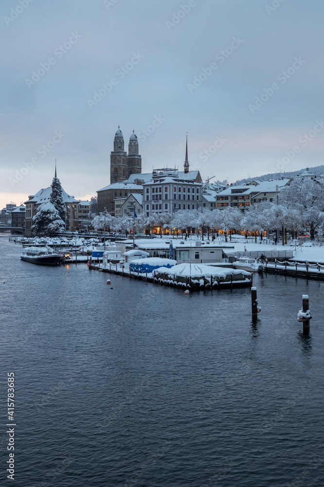 Naklejka premium Zürich by NIGHT