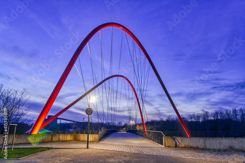 Park mit beleuchteter Brücke in Gelsenkirchen am Abend