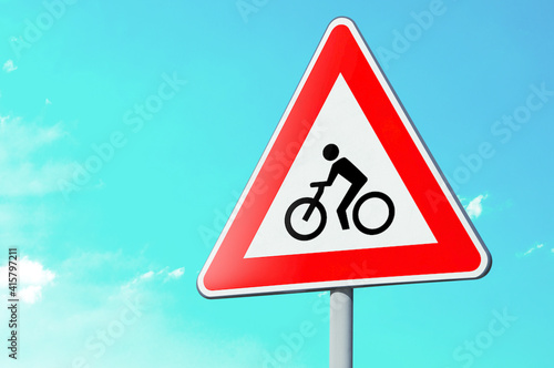 Segnale stradale triangolare di pericolo: attraversamento ciclabile.