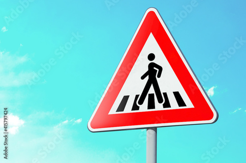 Segnale stradale triangolare di pericolo: attraversamento pedonale.
