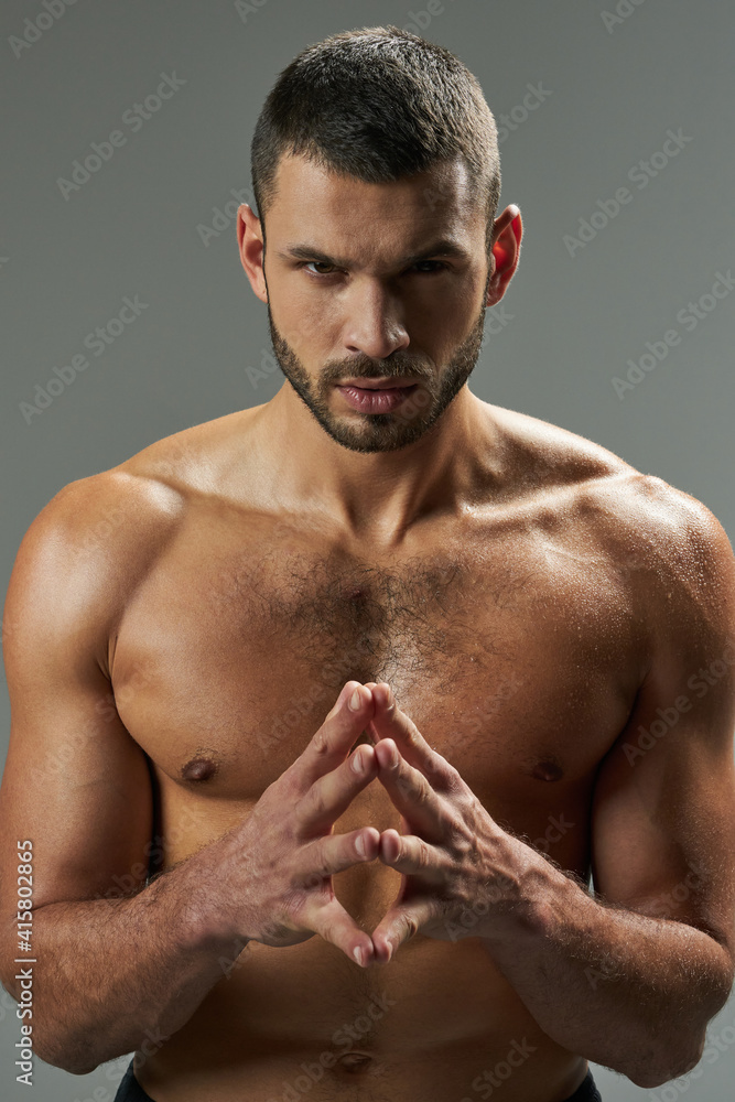 Obraz premium Focused adorable athlete posing on grey background