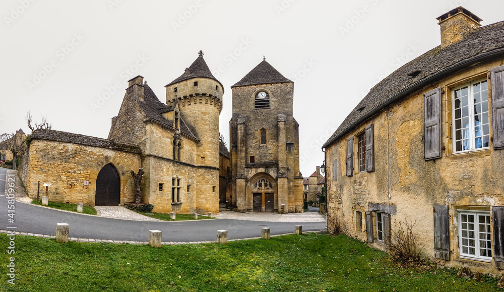 Saint Geniès (Dordogne, France) - Vue panoramique du vieux château et de l'église Notre-Dame de l'Assomption