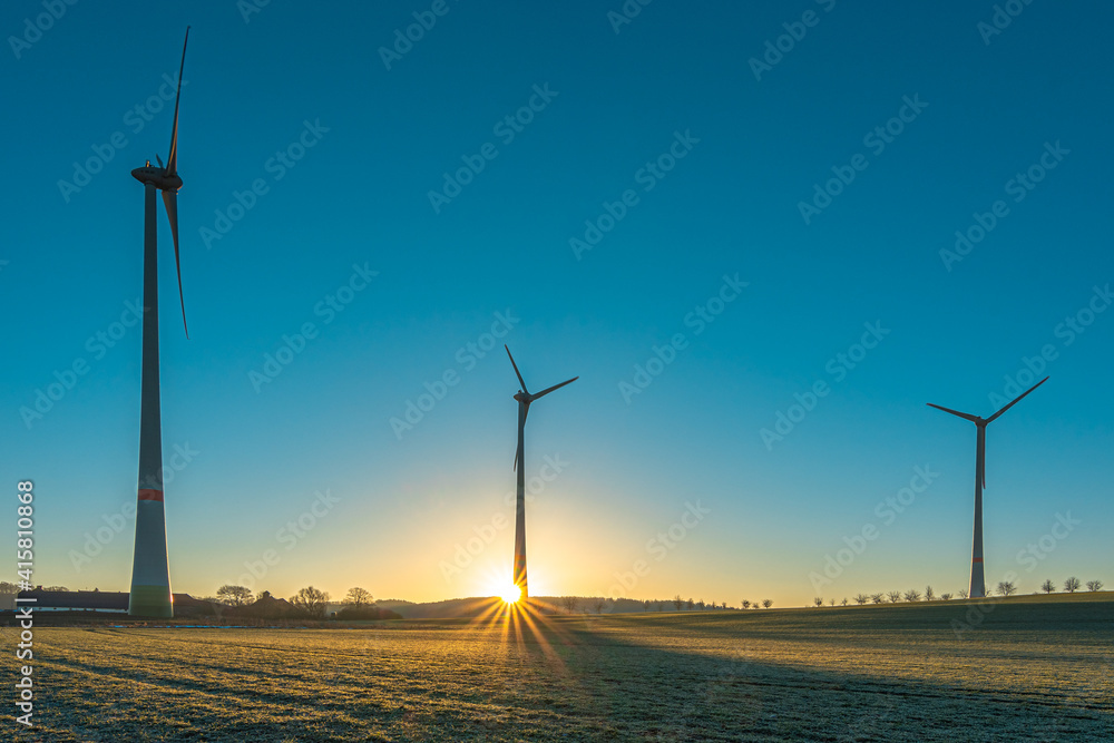 Obraz premium Sonnenaufgang am Windpark