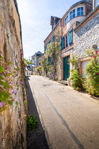 Ruelle à Veules les roses, Maisons Normandes en briques et silex, Seine-Maritime, Normandie