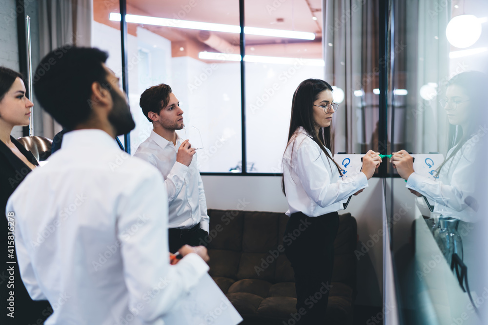 Obraz premium Concentrated diverse coworkers brainstorming in office