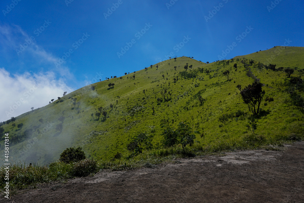 Gunung Merbabu, Jalur Favorit Pendaki dengan View Savana – Trek Ringan, Tapi Panoramanya Juara!