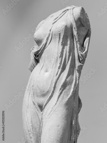 Φωτογραφία Black and white photo of close-up on headless and armless ancient roman statue s