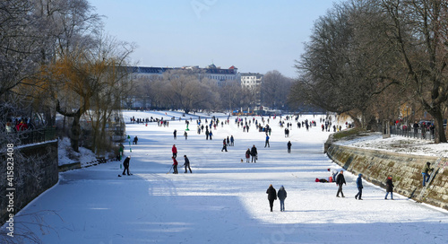 Photography Winterliche Szene mit Schlittschuhläufern und Spaziergängern am Urbanhafen in Be