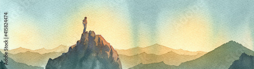 scalatore sulla vetta di una montagna. silhouette delle montagne dipinte ad acquerello.  photo